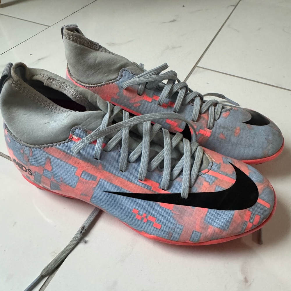 Nike Gray & Coral Patterned Soccer Cleats with Black Swoosh